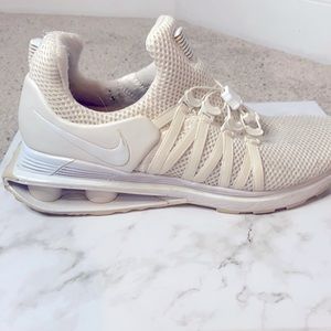 White Nike tennishoes
